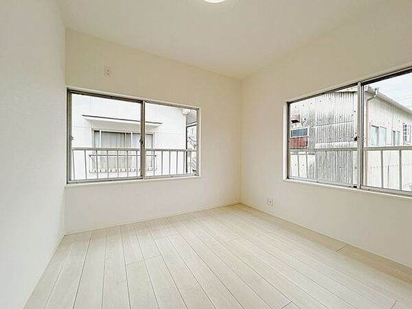 【リフォーム済】2階洋室の別角度の写真です。