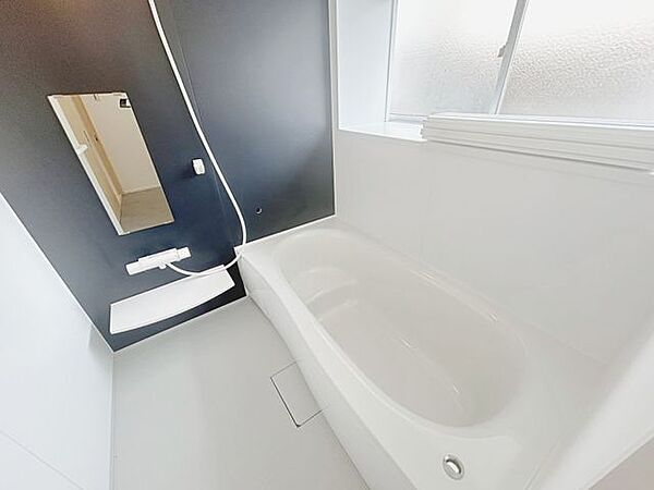 【リフォーム済】浴室はPanasonic製ユニットバスに新品交換しました。1坪の広々した浴槽で、足を伸ばしてゆったり半身浴が楽しめます。毎日のお風呂が楽しみになりますね。