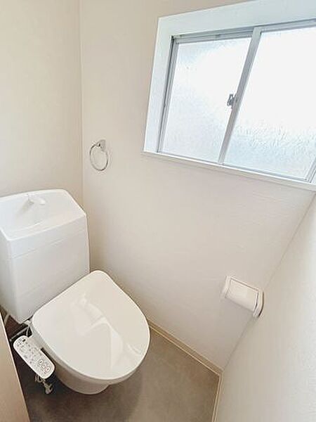 【リフォーム済】トイレは温水洗浄機能付きに新品交換。直接肌に触れるトイレは新品が嬉しいですよね。クロスの張替とクッションフロアの張替も行います。