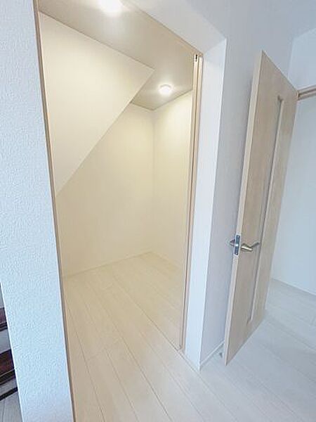 【リフォーム済】階段下にウォークインクローゼットを新設致しました。お洋服が多い方でも収納場所に困ることはありません。このようなちょっとした収納が嬉しいですね。