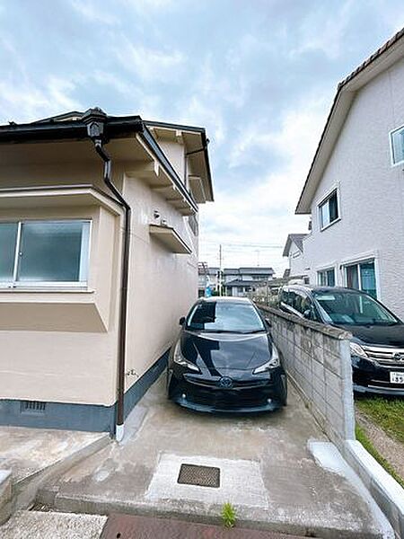 【リフォーム済】駐車場です。お車2台縦列駐車可能です。裏手に貸駐車場もあります。お車をたくさん持っている方でも駐車場所に困ることはありません。