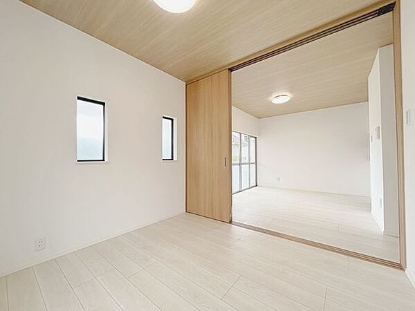 【リフォーム済】全体的に天井壁クロスの張替、床フロアの張替を行いました。
