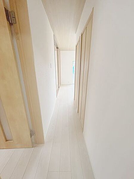 【リフォーム済】廊下は天井壁クロスの張替、床フロアの張替を行いました。ちょっとしたものを入れるのに便利な収納も作りました。