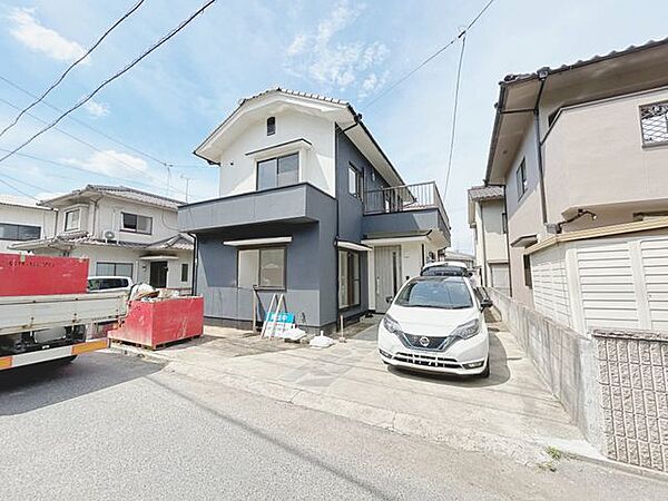 【リフォーム済み】駐車場です。花壇やブロックを撤去し、駐車スペースを拡張しました。　写真に写っている場所と横づけで止めることができます。