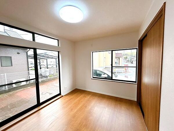 【リフォーム済】リビングの別角度の写真です。