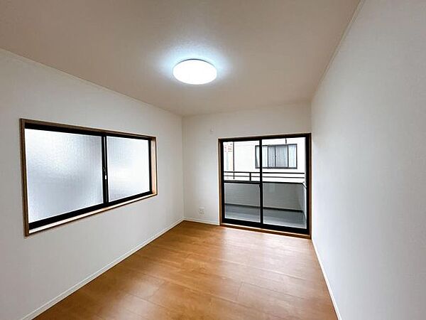 【リフォーム済】2階東側の洋室6帖です。壁天井のクロスの張替え・建具の新品交換・床の張替えを行いました。