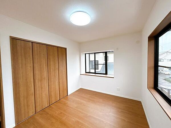 【リフォーム済】2階西側の洋室6帖です。壁天井のクロスの張替え・建具の新品交換・床の張替えを行いました。