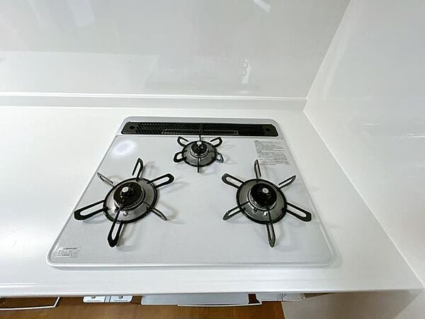 【リフォーム済】新品交換したキッチンは3口コンロで同時調理が可能。大きなお鍋を置いても困らない広さです。お手入れ簡単なコンロなのでうっかり吹きこぼしてもお掃除ラクラクです。