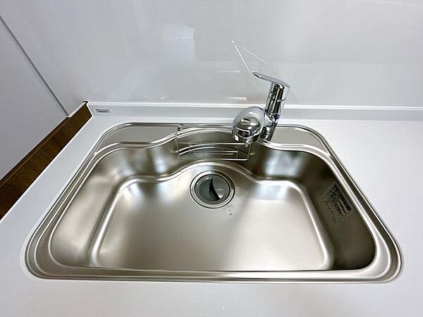 【リフォーム済】新品交換予定のキッチンのシンクはサビにくく熱に強いステンレス製です。水はねの音を抑える静音設計で、従来よりもさらに水音が静かになっています。　