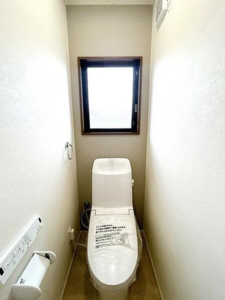 【リフォーム済】トイレは新品に交換しました。直接肌に触れるトイレは新品が嬉しいですよね。クロスの張替とクッションフロアの張替も行ったので清潔感のある空間になりました。