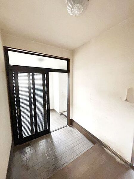 【リフォーム中】2階玄関内観です。床はシート張り、天井と壁のクロスを張り替えます。（6/6撮影）
