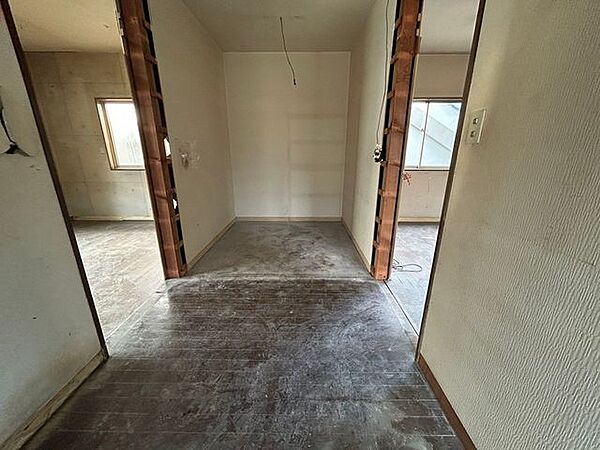 【リフォーム中】玄関入ってすぐ収納があります。（7/26撮影）