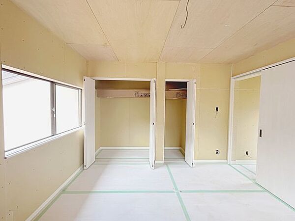 【リフォーム中】2階和室です。このお部屋は天井壁クロスの張替、フローリングの張替を行い、使い勝手の良い洋室へ変更します。(8/17更新)