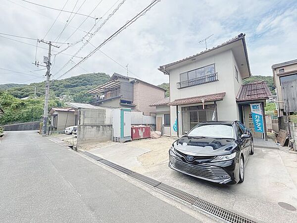 【リフォーム中】】道路側から見た外観です。外壁は塗装し直して、明るい住宅に生まれ変わります。(8/17更新)
