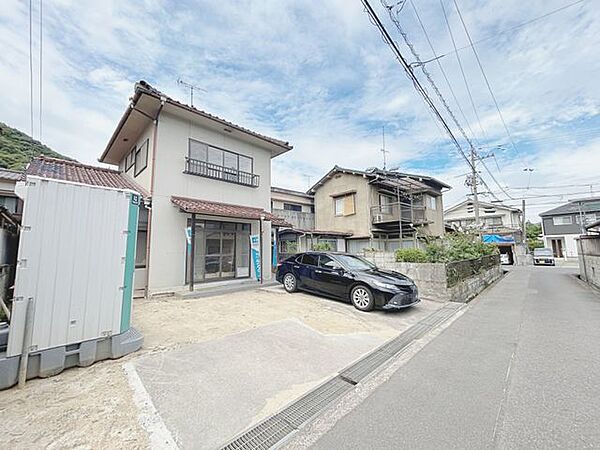 【リフォーム中】】道路側から見た外観です。外壁は塗装し直して、明るい住宅に生まれ変わります。(8/17更新)