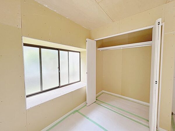 【リフォーム中】2階和室です。このお部屋は天井壁クロスの張替、フローリングの張替を行い、使い勝手の良い洋室へ変更します。(8/17更新)