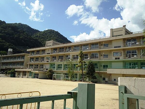 水呑小学校まで約1400m