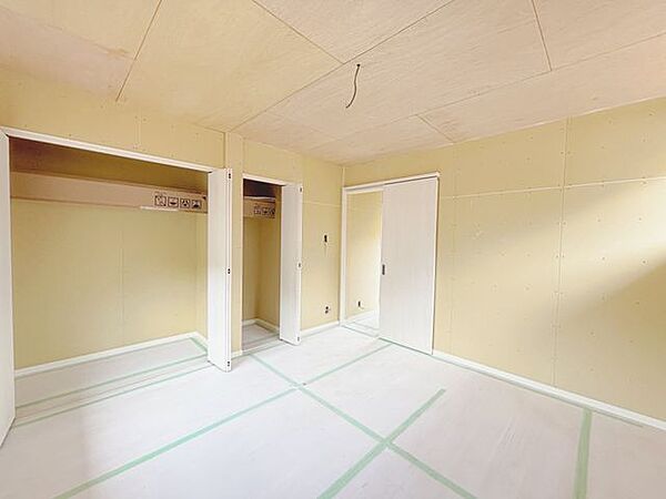 【リフォーム中】2階和室です。このお部屋は天井壁クロスの張替、フローリングの張替を行い、使い勝手の良い洋室へ変更します。(8/17更新)