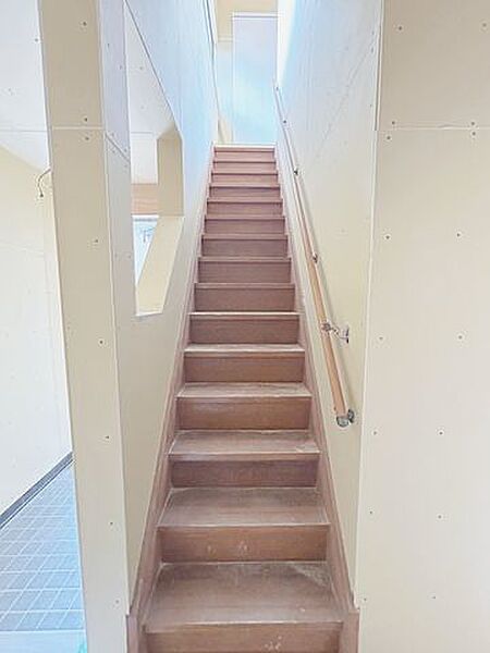 【リフォーム中】階段はクッションフロアで仕上げます。安全面に配慮して手すりや滑り止めを設置予定です。天井壁クロス張替え、照明交換を行います。(8/17更新)