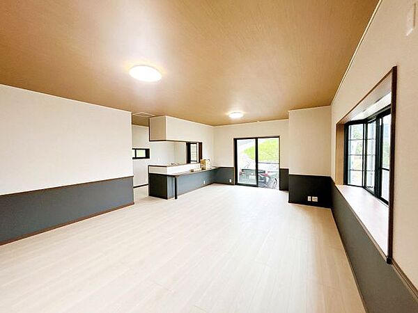 【内装リフォーム済】リビングです。大きな窓があるので、明るく過ごしやすい空間になっています。