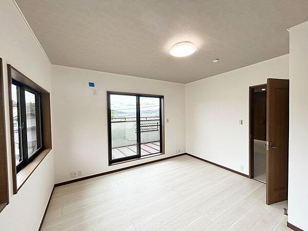 【内装リフォーム済】2階洋室北東側7.5帖です。壁天井のクロスを張り替えました。