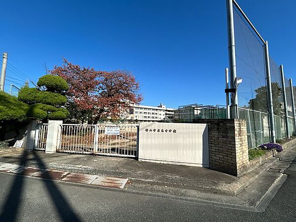 東中学校まで約1400m