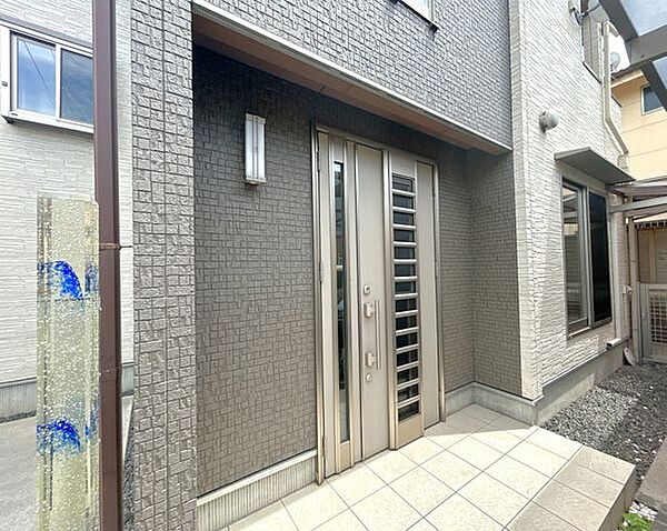 【玄関】落ち着いた雰囲気の玄関まわりです。住まいの顔にふさわしい上品な外観ですね。