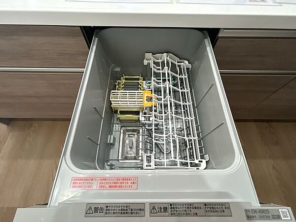 【キッチン】新品交換済みキッチンの食洗機です。家事の負担を軽減し、忙しい毎日をサポートしてくれますね。