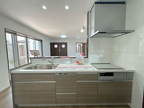 【キッチン】対面式キッチンを採用した約20帖のLDKです。