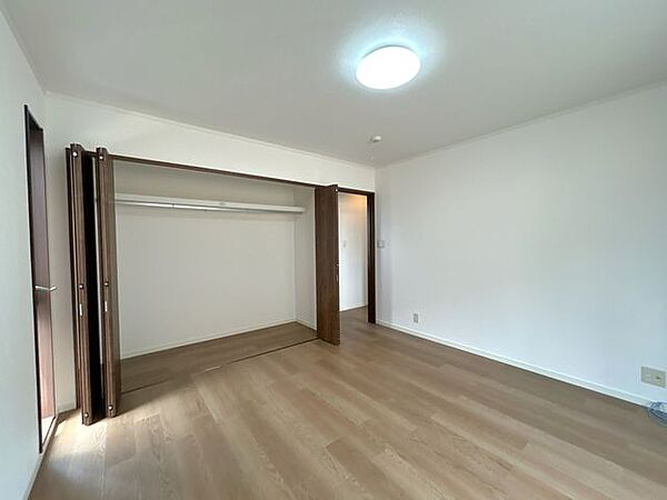 【洋室】2階約8帖の広々とした洋室です。収納付きで使い勝手の良いお部屋です。
