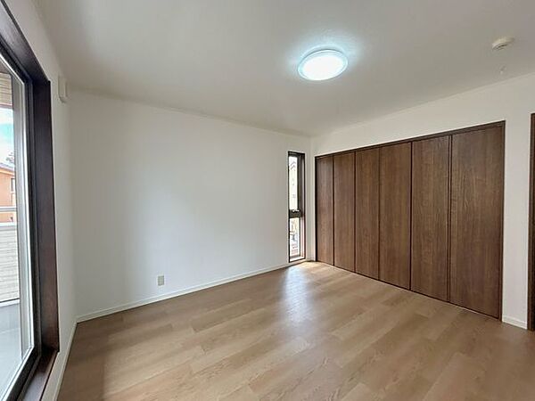 【洋室】2階約8帖の広々とした洋室です。収納付きで使い勝手の良いお部屋です。