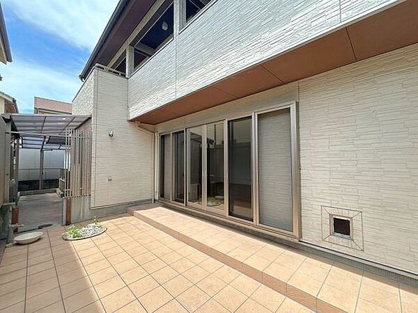 【庭】南向きで陽当たり良好な庭です。外水栓付きでお子様の遊び場やお手入れにも便利ですね。