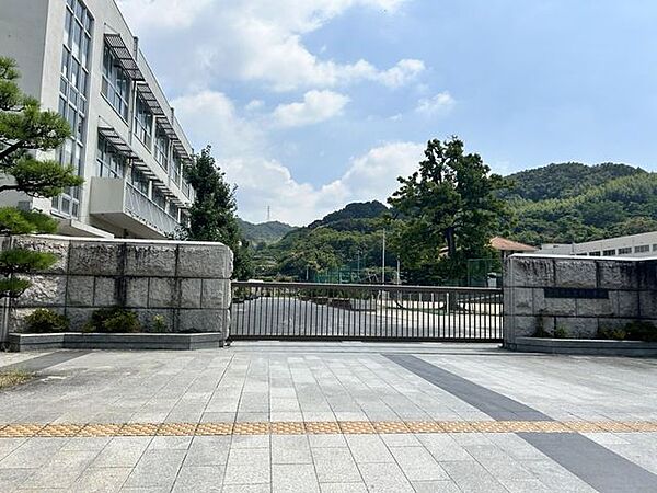 笠岡小学校まで約2500m