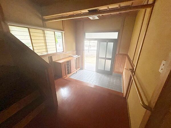 【内外装リフォーム中】玄関内観写真です。（8/17撮影）