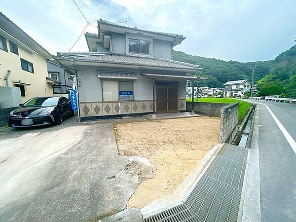 【内外装リフォーム中】駐車スペースを拡張したので、4台まで駐車できます。（8/17撮影）