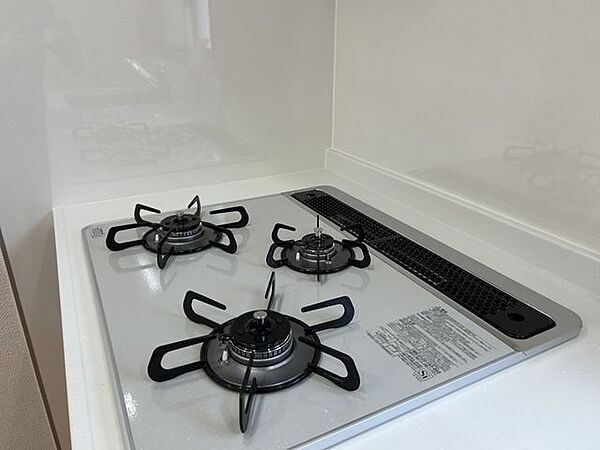 【キッチン】3口のガスコンロも新品交換済みです。