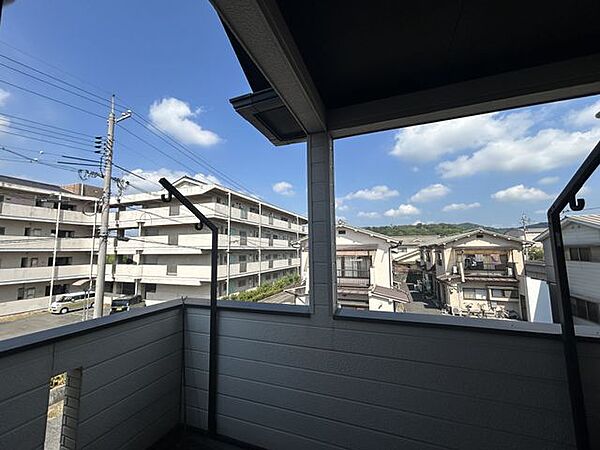 【ベランダ】日当たりの良いベランダ。洗濯物を干すなど、日々の暮らしに便利なスペースです。