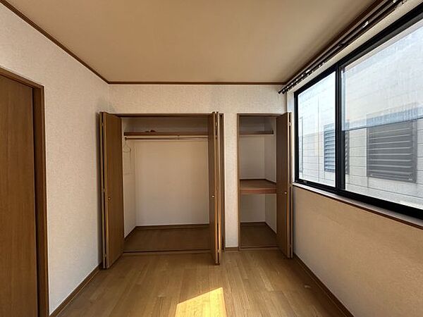 【洋室】広々とした14帖の洋室。収納を備えており、寝室やくつろぎの空間としてもおすすめです。