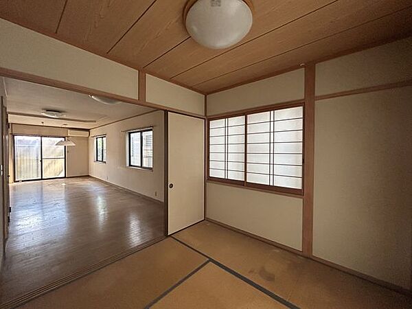 【和室】1階リビング横の和室になります。お部屋としても収納としても活用できそうですね。