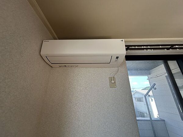 【設備】エアコンを備えた快適な居室。比較的新しいエアコンが設置されています。