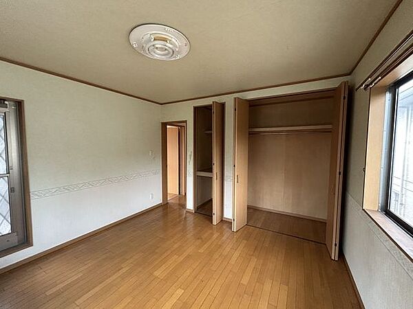 【リフォーム中】2階の洋室です。クロスの張替えを行います。照明は新品交換します。