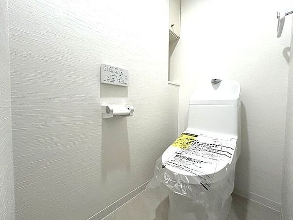 【リフォーム済】TOTO製の便器・便座に新品交換しました。年中気持ち良くお使い頂ける、温水洗浄付きで季節を問わず快適です。天井・壁はクロスを、床はクッションフロアに張り替えました。