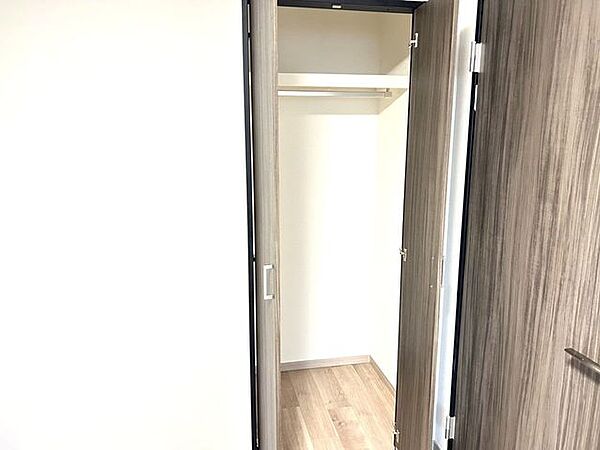 【リフォーム済】北東側約6帖帖洋室のクローゼットを新品交換いたしました。大切なお洋服はもちろん、ちょっとした小物の収納にも便利です。天井・壁はクロスを、床は遮音性の床材に張替えました。