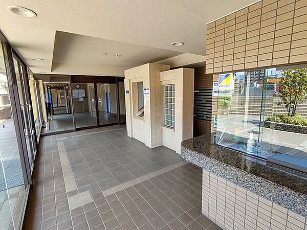 【エントランス】エントランスにはオートロックシステムも完備。一人暮らしの女性でも安心ですね。