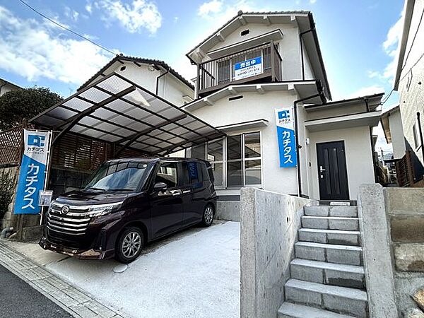 【リフォーム後】現地外観写真別角度です。玄関扉の交換、外壁塗装、駐車場拡張を行いましたので、見た目がガラッと変わりました。