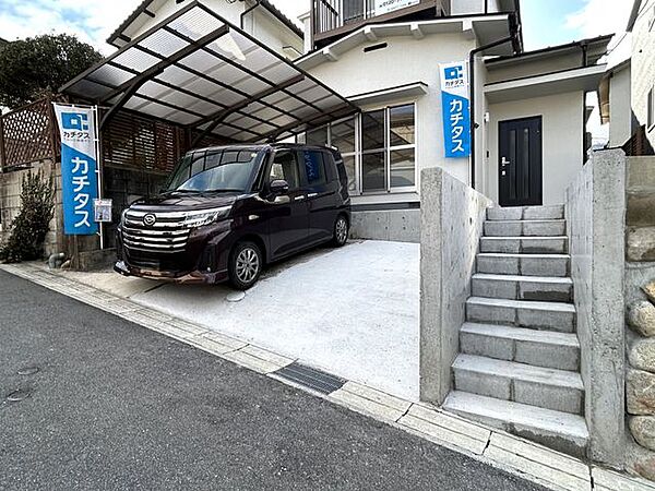 【リフォーム後】駐車場拡張工事を行い、1台から並列2台に変更しました。1台分のカーポートもついてます。横には階段を新設しました。