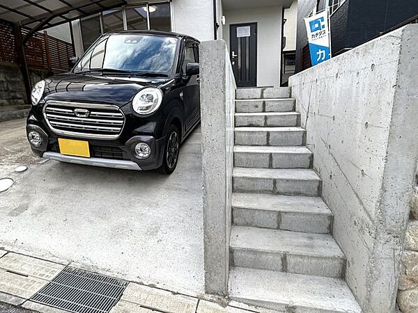 【リフォーム後】駐車場横には階段を新設しました。