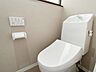 トイレ：【リフォーム完成】 トイレは温水洗浄便座付きの新品に交換しました。 壁紙と床も張り替え、明るく清潔感のある空間にリフォームしました。