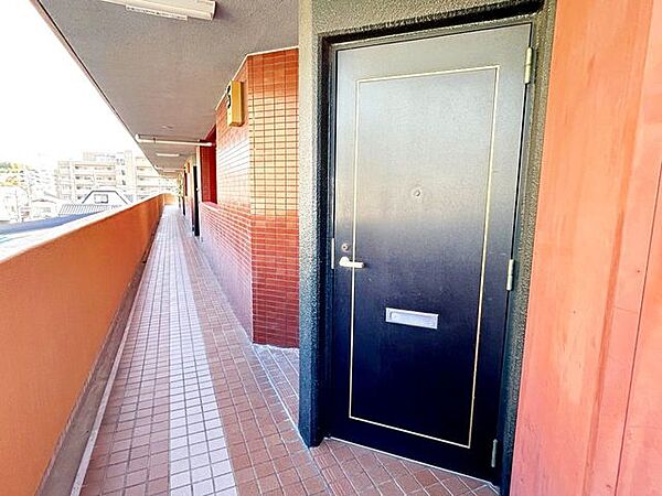 玄関外観です。角部屋でございます。