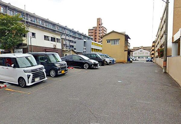 【駐車場】近隣（約50ｍ、徒歩1分）に月極駐車場を借りています。月額9000円です。